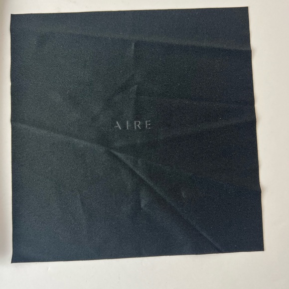 AIRE Green Sunglasses Case & Cleaning Cloth - Picture 2 of 6